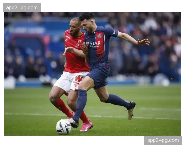 巴黎圣日耳曼前场四人组换位灵活，切尔西防线盯人体系出现混乱